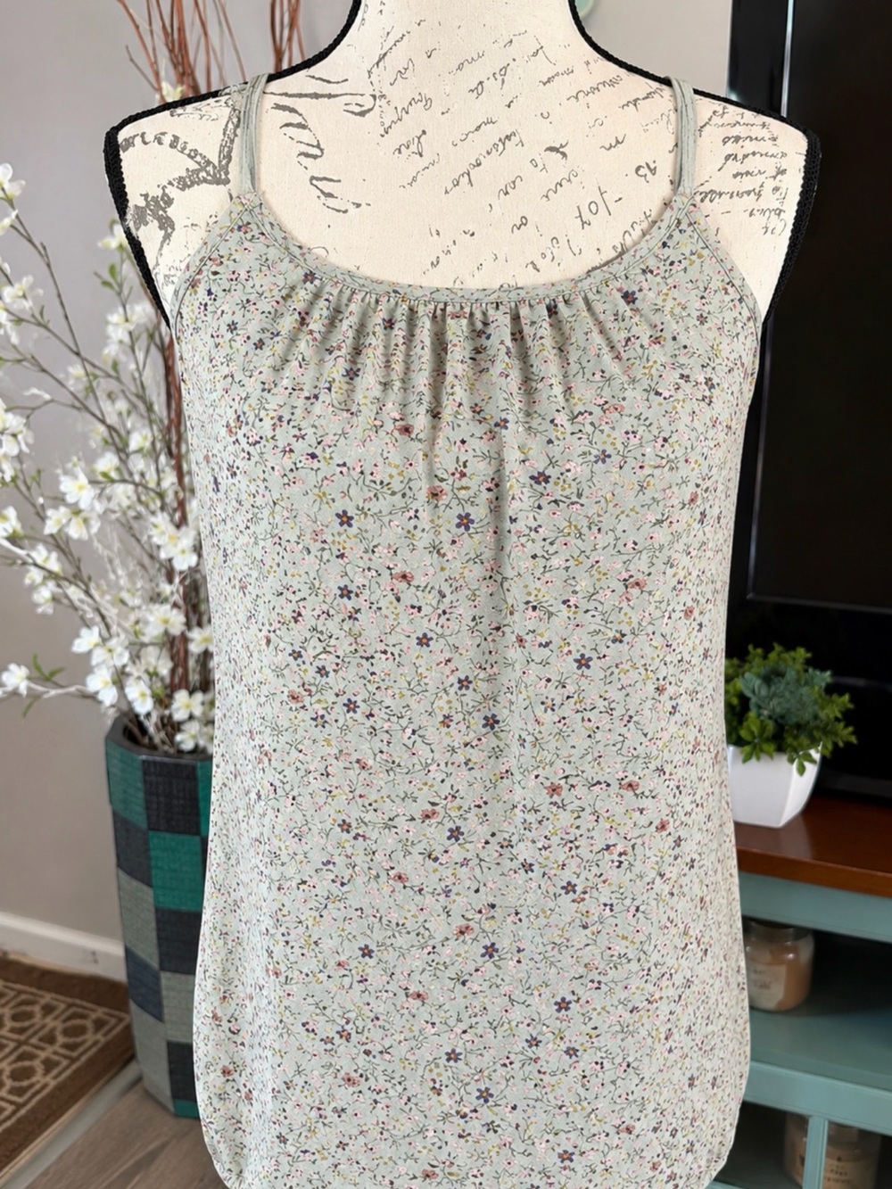 Myth Women’s Floral Scoop Neck Tank Top - Light Sage Size Small
